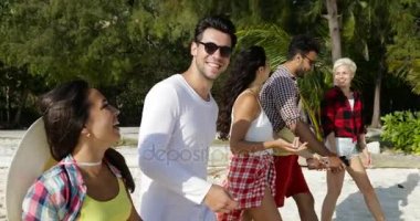 Kumsalda, Mix yürüyüş kamera konuşan insanlar adam ve kadın grup turistler denize tatile yarış