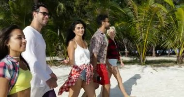 Kumsalda, Mix yürüyüş kamera konuşan insanlar adam ve kadın grup turistler denize tatile yarış