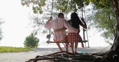 Salıncakta geri kucaklayan, dostum arkadan görünüş ve kadın iletişim söz Çift