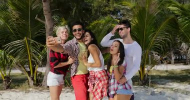 İnsanlar grup plajda al Selfie resmi akıllı cep telefonu, neşeli erkek ve kadın turist iletişim için
