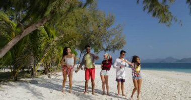 Neşeli insanlar plajda, Mix dans eğlenceli arkadaş birlikte tatile sahip kadınlar ve erkekler yarış