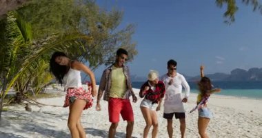 Neşeli insanlar gülüyor, kumsalda dans Mix yarış Erkekler ve kadınlar eğlenceli arkadaş birlikte tatilde olması