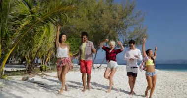 Neşeli insanlar plajda, Mix dans eğlenceli arkadaş birlikte tatile sahip kadınlar ve erkekler yarış