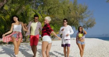 Neşeli insanlar plajda, Mix dans eğlenceli arkadaş birlikte tatile sahip kadınlar ve erkekler yarış