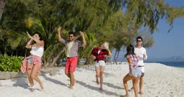 Neşeli insanlar plajda, Mix dans eğlenceli arkadaş birlikte tatile sahip kadınlar ve erkekler yarış