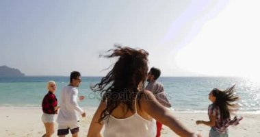 Genç kız hoş geldin sen kaçak mutlu insanlar ile su Beach, Mix yarış Erkekler ve kadınlar grup turistler deniz tatil için
