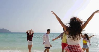 Mutlu insanlar plajda çalıştırmak için su, neşeli Mix yarış Erkekler ve kadınlar turist atlama grup özgürlük deniz tatil keyfini çıkarın