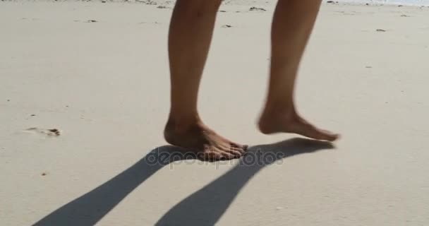 Piernas femeninas caminando en la arena de cerca, mujer oso pies pasos en la playa — Vídeo de stock