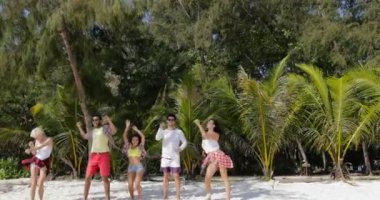 Neşeli insanlar Tropic kumsalda, Mix dans eğlenceli arkadaş birlikte tatile sahip kadınlar ve erkekler yarış