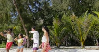 Neşeli insanlar Tropic kumsalda, Mix dans eğlenceli arkadaş birlikte tatile sahip kadınlar ve erkekler yarış