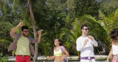 Neşeli insanlar Tropic kumsalda, Mix dans eğlenceli arkadaş birlikte tatile sahip kadınlar ve erkekler yarış
