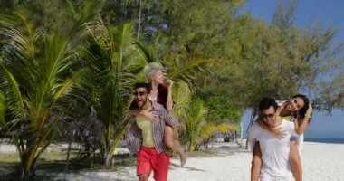 Kızlar geri kumsalda, iki çift eğlenceli mutlu gülümseyen turistler yaz tatile sahip ata binip