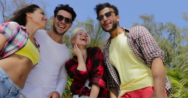 Meninas passeio homens de volta à praia, dois casais se divertindo feliz sorridente turistas em férias de verão — Vídeo de Stock