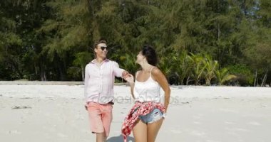 Kız kurşun adam elini, kaç aşk mutlu gülümseyen turistler yaz tatili içinde tutarak sahilde