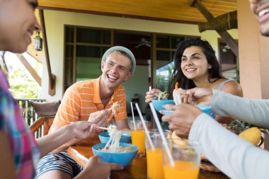 Bir grup genç insan çorba geleneksel Asya gıda arkadaşlar birlikte yemek yemek Noodles söz