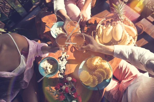 Yemek kahvaltı birlikte genç adam ve kadın sabah yulaf ezmesi ve taze meyve ile masada otururken insanlar tost suyu gözlük Üstten Görünüm