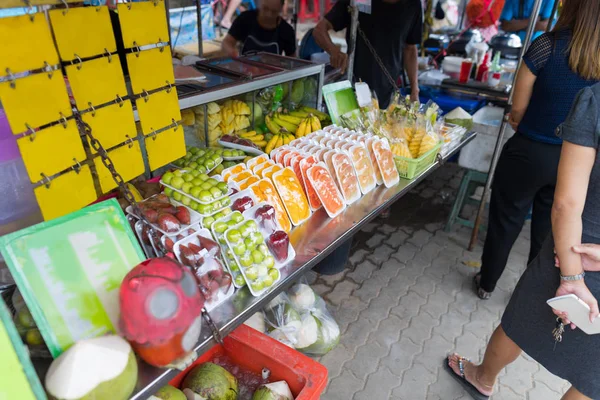Frutas frescas exóticas en el tradicional mercado abierto asiático o en el café callejero —  Fotos de Stock