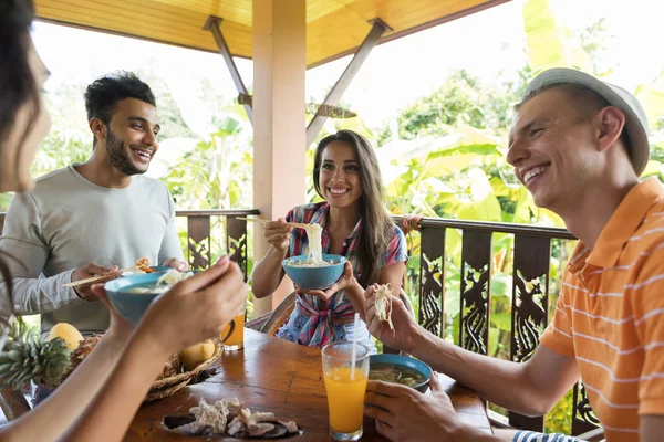 Grupo de Jóvenes Hablando Mientras Comen Fideos Sopa Comida Tradicional Asiática Amigos Comiendo Juntos —  Fotos de Stock