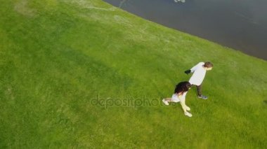 Çekim genç adam ve kadın parkta elele çift hava Oda yakınındaki açık havada yürüyüş, robot