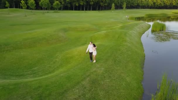 Yaz Park'ta yürüyordunuz, erkek ve kadın çekim dron çember genç çiftin havadan görünümü — Stok video