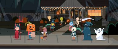Yürüme şehir hileler veya tedavi mutlu Halloween Monsters kostümler giymiş çocuklar tatil kavramı Banner