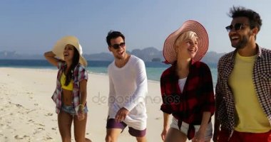 İnsanlar mutlu gülüyor kumsalda gülümseyen Mix yarış adam ve kadın grup turist söz sudan