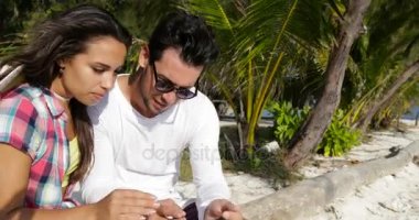 Çift alarak Selfie üzerinde hücre akıllı telefon açık havada palmiye ağaçları, mutlu gülümseyen adam ve kadın fotoğraf izlerken