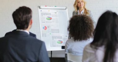 İş kadın lideri tanıtım süre iş adamları grubu dinleme ve iletişim Konferansı toplantı Eğitim Semineri üzerinde soru sorma