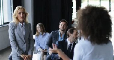 İş adamları takımı konferans veya seminer toplantı sırasında soru tartışmaya iki iş kadınları