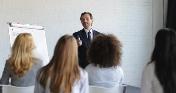 Gruppe von Geschäftsleuten bei der Präsentation im Konferenzsaal und lauscht dem erfolgreichen Businessseminar — Stockvideo