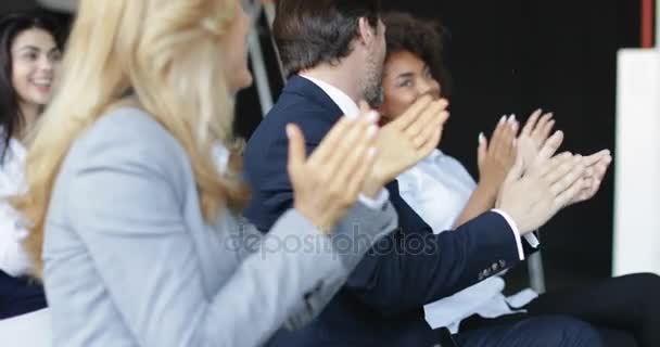 Csoport üzleti ember tapsolt a konferencia ülésén, szemináriumi hallgatók üdvözlés hangszóró taps kezek hivatalban — Stock videók