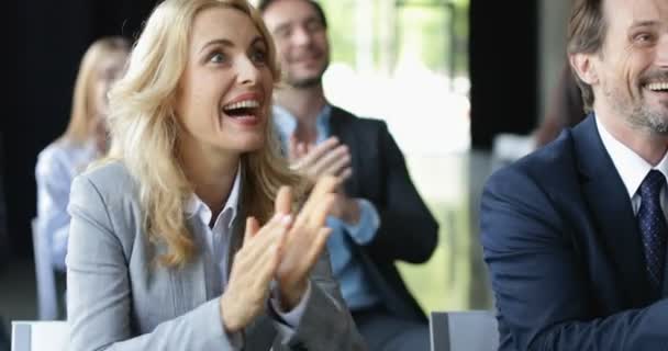 Gruppo di persone d'affari applaudendo alla riunione della conferenza, ascoltatori Seminario saluto altoparlante applausi mani in ufficio — Video Stock