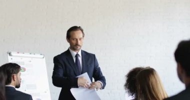 Kızgın iş adamı iş adamları grup sonuçları ile Eğitim Semineri sonra konferans toplantı eğitim kavramı sırasında memnun değil