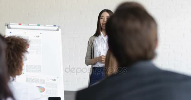 Mujer de negocios asiática oradora sobre presentación con grupo de empresarios haciendo preguntas durante seminario de capacitación de la reunión de la conferencia — Vídeo de stock