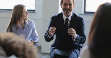 İş grubu Yönetim Kurulu Odası konferans toplantısı sırasında yeni proje planını tartışıyor insanlar, beyin fırtınası ekip