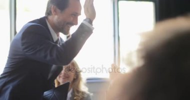 Çak bir beşlik iş adamları ekibi başarılı beyin fırtınası toplantıdan sonra neşeli patron Congradulating meslektaşları veren lider iş adamı