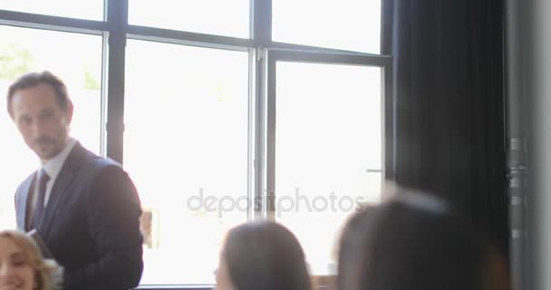 Líder hombre de negocios dando High Five su equipo de empresarios después de una exitosa reunión de lluvia de ideas, alegre jefe felicitando a sus colegas — Vídeos de Stock