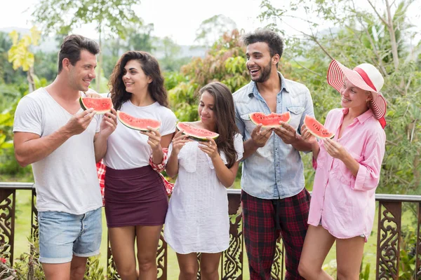 Boldog fiatal baráti evés görögdinnye, trópusi erdő Mix verseny emberek kommunikál a nyári teraszon — Stock Fotó