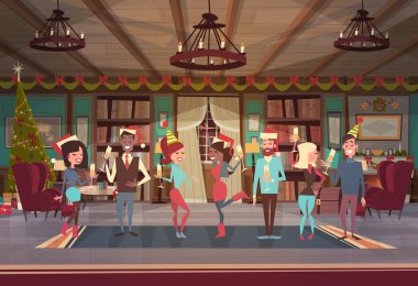 İnsanlar neşeli Noel kutlamak ve mutlu yeni yıl erkekler ve kadınlar Santa şapkalar Holiday Eve parti kavramı giymek