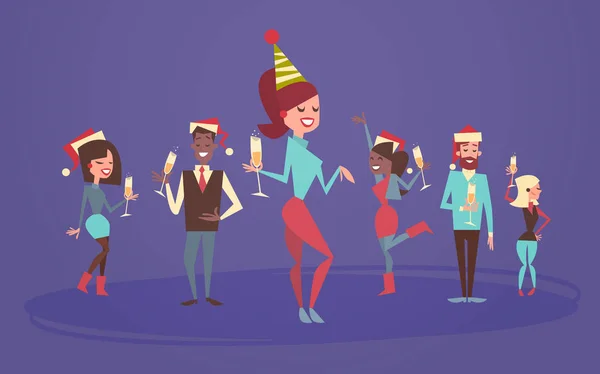 Mensen vieren vrolijk kerstfeest en gelukkig Nieuwjaar mannen en vrouwen dragen Santa hoeden vakantie Eve Party Concept — Stockvector