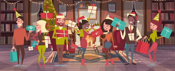 Люди празднуют веселое Рождество и с Новым годом мужчины и женщины носить Санта-Шляпы провести подарочные коробки Праздничная вечеринка Концепция — стоковый вектор