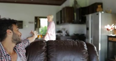 Kızı Koç, Modern stüdyo daire iç iletişim konuşmaya sabah genç çift üzerinde oturan adam için suyu getir