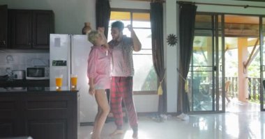 Modern Daire mutfak mutlu, genç neşeli adam ve kadın sabah çift dans