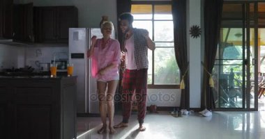 Modern Daire mutfak mutlu, genç neşeli adam ve kadın sabah çift dans