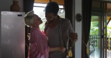 Modern Daire mutfak mutlu, genç neşeli adam ve kadın sabah çift dans