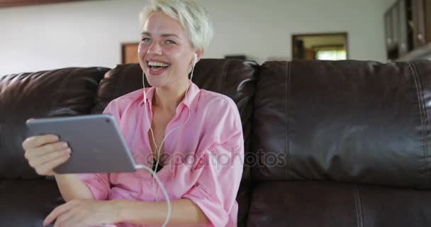 Perempuan Membuat Panggilan Video Online Menggunakan Tablet Computer Sit On Coach In Living Room, Smiling Girl Speaking Internet Communication — Stok Video