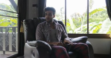 Tablet bilgisayar üzgün çizim çalışma bunalmış kötü haber koltukta, evde, Mix yarış hayal kırıklığına tutun baş oturan adam