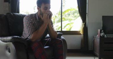 Koltukta, evde, Mix yarış üzgün adam Having problem sinirli oturan kafa dakika bunalmış dostum