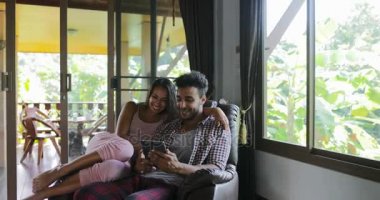 Ekran tarama Online Internet, genç çift evde birlikte kadın ve koltuk kullanan Tablet bilgisayarda, dokunmatik konuşurken oturan adam