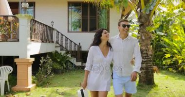 Açık havada tropikal Bahçe, mutlu bir adam ve kadın aşık Villa House civarındaki tatile kucaklayan yürüme Çift